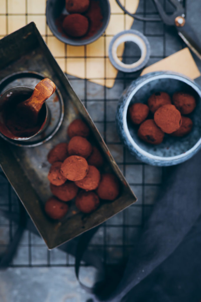 Cheesecake Schokotrüffel selber machen Schokoladentrüffel pralinen geschenke aus der Küche chocolate cheesecake truffles recipe zuckerzimtundliebe foodblog backblog foodstyling food photography