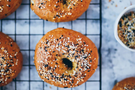 Everything Bagel Spice Bagel Rezept Bagel recipe Bagel selber backen Brötchen Foodblog Backblog Foodstlyling Food photography Brunchideen Gewürz selber machen