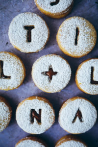 Spitzbuben Weihnachtsplätzchen Rezept Weihnachtskekse Nougatplätzchen Nougatkekse Nougatfüllung foodblog mürbeiteig ausstechplätzchen christmas cookies foodstyling food photography zuckerzimtundliebe backblog weihnachtsbäckerei ideen backen mit kindern spitzbuben ohne marmelade