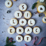 Spitzbuben Weihnachtsplätzchen Rezept Weihnachtskekse Nougatplätzchen Nougatkekse Nougatfüllung foodblog mürbeiteig ausstechplätzchen christmas cookies foodstyling food photography zuckerzimtundliebe backblog weihnachtsbäckerei ideen backen mit kindern spitzbuben ohne marmelade