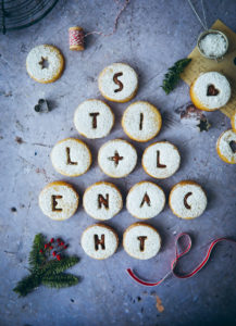 Spitzbuben Weihnachtsplätzchen Rezept Weihnachtskekse Nougatplätzchen Nougatkekse Nougatfüllung foodblog mürbeiteig ausstechplätzchen christmas cookies foodstyling food photography zuckerzimtundliebe backblog weihnachtsbäckerei ideen backen mit kindern spitzbuben ohne marmelade