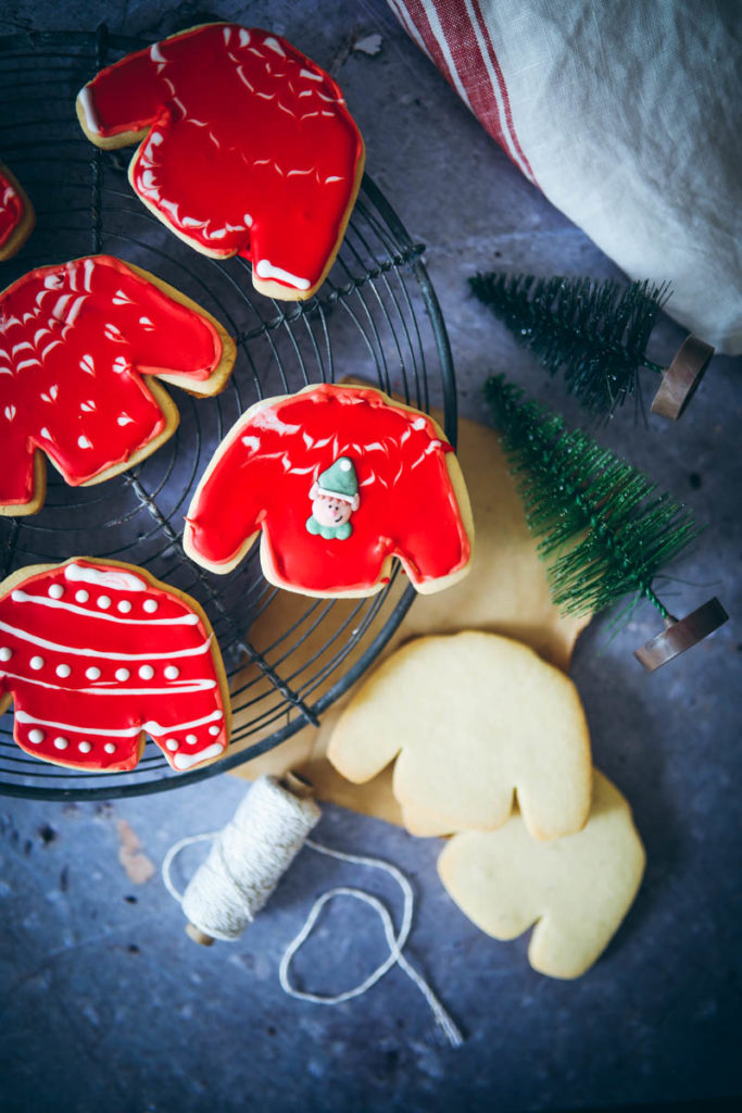 Ugly christmas sweater cookies ausstechplätzchen royal icing rezept einfach weihnachtsplätzchen dekorieren weihnachtsbäckerei zuckerzimtundliebe rezept mürbeteig kekse foodblog backblog foodstyling food photgraphy the bakefeed