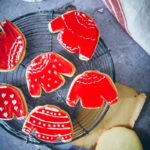 Ugly christmas sweater cookies ausstechplätzchen royal icing rezept einfach weihnachtsplätzchen dekorieren weihnachtsbäckerei zuckerzimtundliebe rezept mürbeteig kekse foodblog backblog foodstyling food photgraphy the bakefeed
