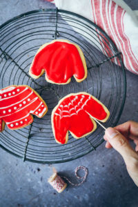 Ugly christmas sweater cookies ausstechplätzchen royal icing rezept einfach weihnachtsplätzchen dekorieren weihnachtsbäckerei zuckerzimtundliebe rezept mürbeteig kekse foodblog backblog foodstyling food photgraphy the bakefeed