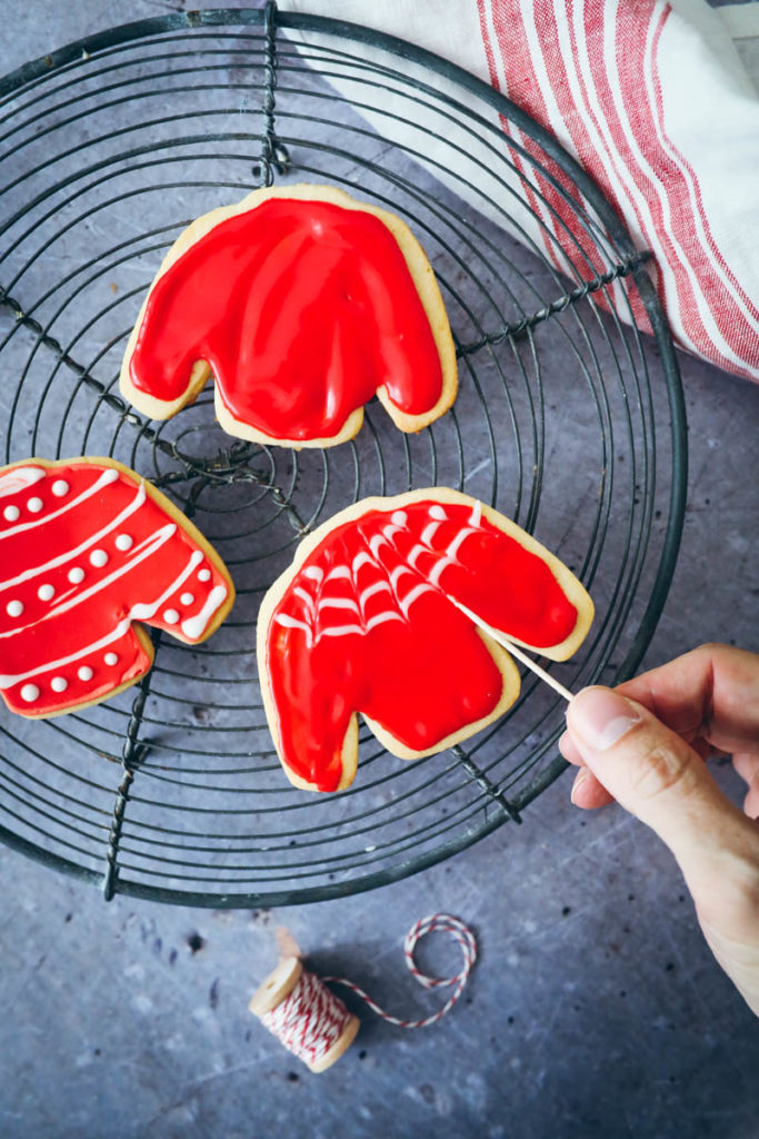 Ugly christmas sweater cookies ausstechplätzchen royal icing rezept einfach weihnachtsplätzchen dekorieren weihnachtsbäckerei zuckerzimtundliebe rezept mürbeteig kekse foodblog backblog foodstyling food photgraphy the bakefeed