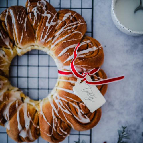 Zimtschnecke, Zimtschnecken kranz, hefeteig, hefeschnecke, zimtfüllung, zuckerzimtundliebe, foodblog, backblog, foodstyling, food photography, cinnamon roll wreath, cinnamon wreath, swedish cinnamon rolls, schwedische zimtschnecken, weihnachtsbäckerei, weihnachtsgebäck