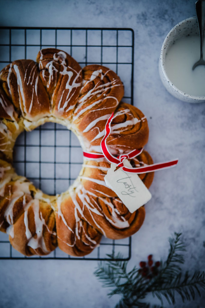 Zimtschnecke, Zimtschnecken kranz, hefeteig, hefeschnecke, zimtfüllung, zuckerzimtundliebe, foodblog, backblog, foodstyling, food photography, cinnamon roll wreath, cinnamon wreath, swedish cinnamon rolls, schwedische zimtschnecken, weihnachtsbäckerei, weihnachtsgebäck