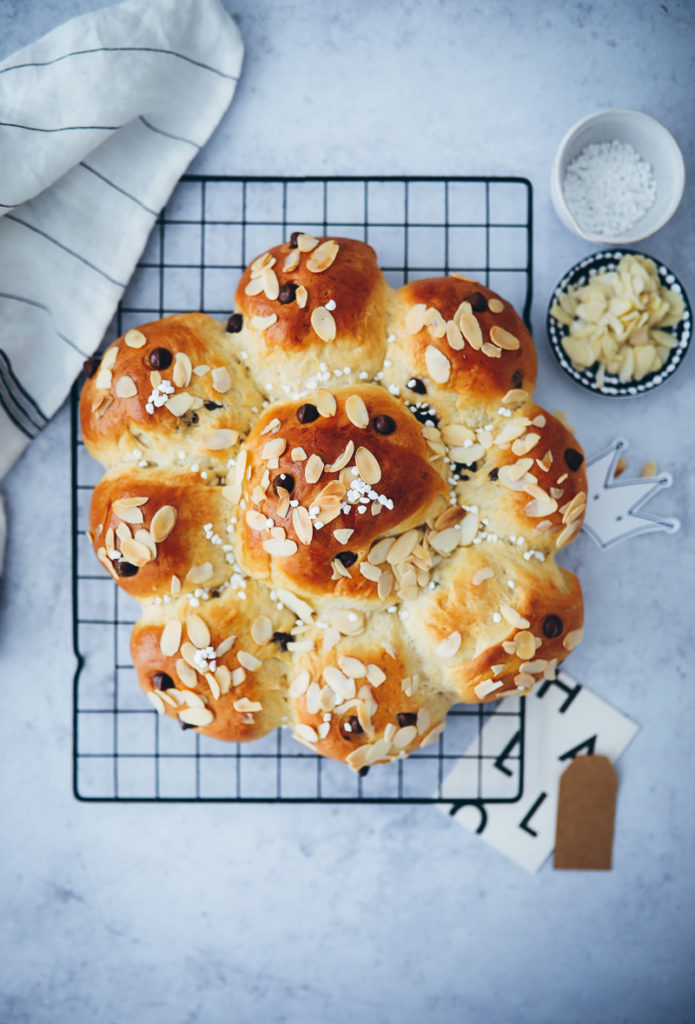Dreikönigskuchen Rezept Schokoladen Hefebrötchen Schokobrötchen schweizer rezept hefeteig einfacher hefeteig frische hefe zuckerzimtundliebe foodblog backblog foodstyling food photography