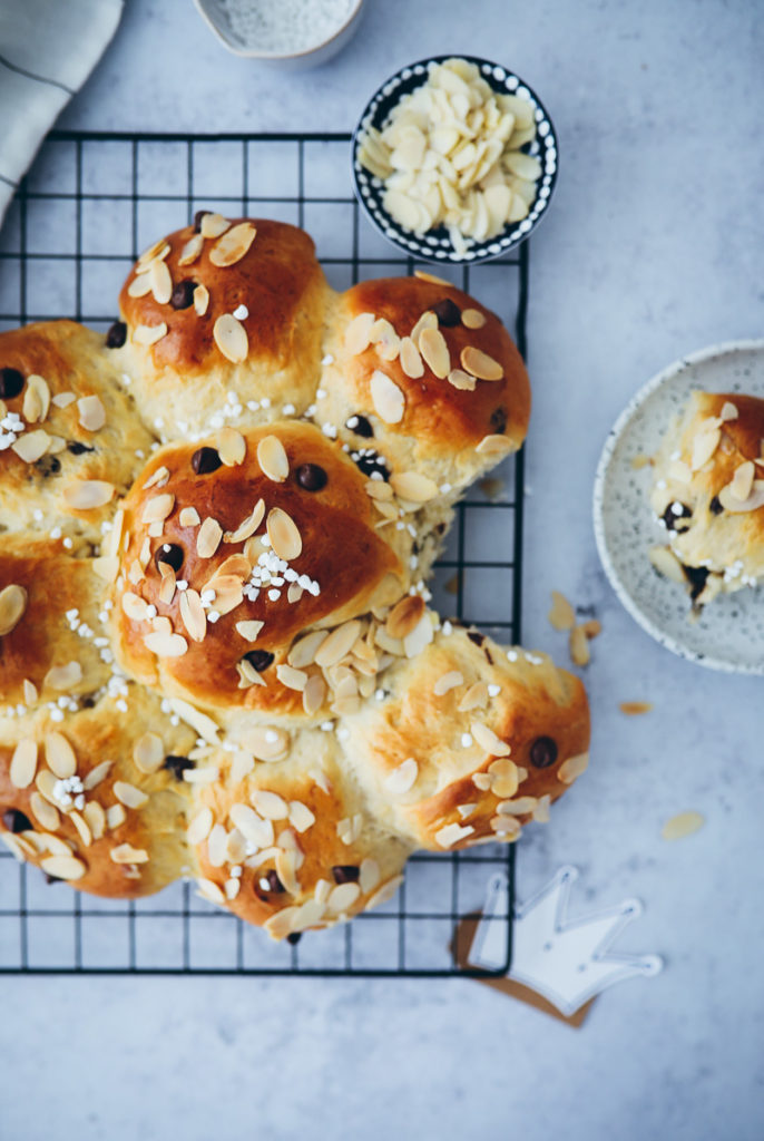 Dreikönigskuchen Rezept Schokoladen Hefebrötchen Schokobrötchen schweizer rezept hefeteig einfacher hefeteig frische hefe zuckerzimtundliebe foodblog backblog foodstyling food photography