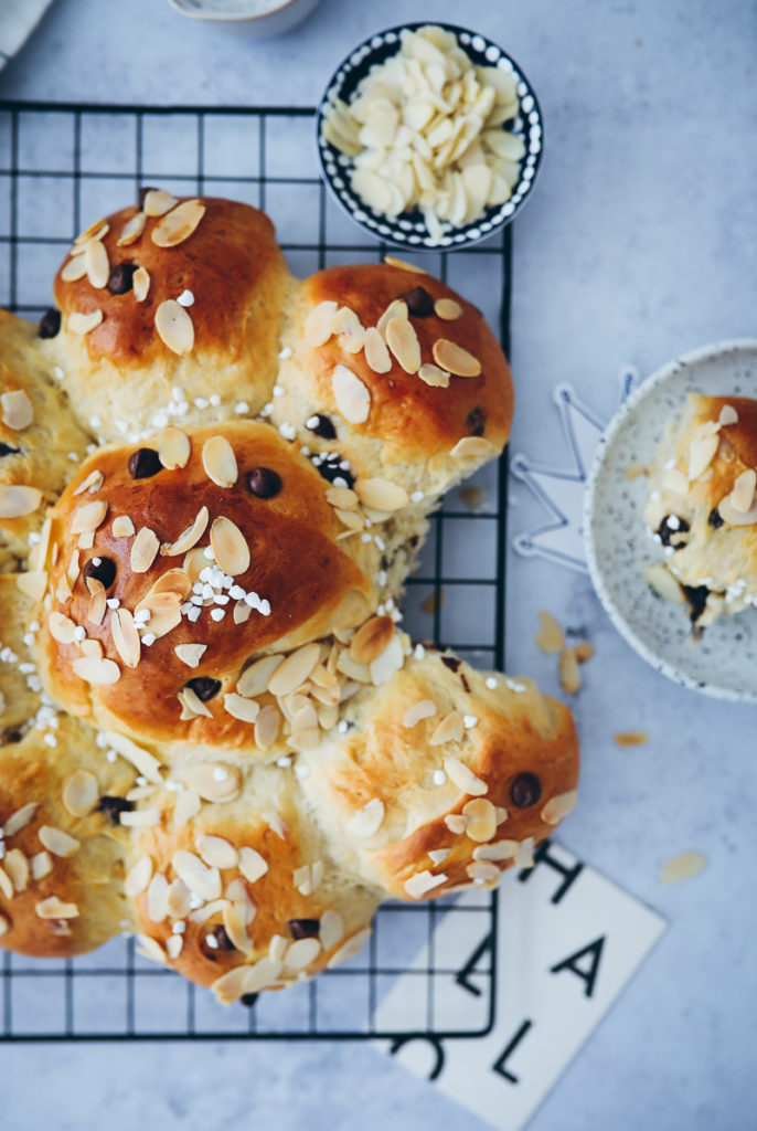 Dreikönigskuchen Rezept Schokoladen Hefebrötchen Schokobrötchen schweizer rezept hefeteig einfacher hefeteig frische hefe zuckerzimtundliebe foodblog backblog foodstyling food photography