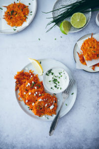 Möhrenpuffer Möhrenrösti möhrenrezept vegetarisches mittagessen beilage rösti selber machen low carb mittagessen kräuterquark feta foodblog zuckerzimtundliebe foodstyling carrot fritters roesti food photography the feedfeed