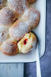 Ofen Berliner krapfen kreppel Rezept ohne Frittieren Berliner selber backen donuts oven baked old fashioned zuckerzimtundliebe foodblog foodstyling marmeladenfüllung puderzucker gebäck hefeteig einfaches hefeteigrezept foodstylist the bakefeed backblog