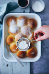 Ofen Berliner krapfen kreppel Rezept ohne Frittieren Berliner selber backen donuts oven baked old fashioned zuckerzimtundliebe foodblog foodstyling marmeladenfüllung puderzucker gebäck hefeteig einfaches hefeteigrezept foodstylist the bakefeed backblog