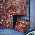 Schokokuchen Blech Geburtstagskuchen Kindergeburtstag kuchen für kuchenbuffet idee rezeptidee backen backrezept zuckerzimtundliebe chocolate sheet cake schokoladen ganache chocolate ganache foodstyling food photography cake sprinkles bakefeed
