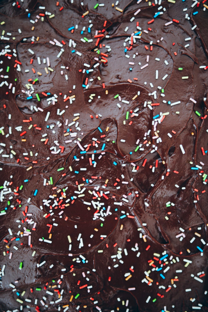 Schokokuchen Blech Geburtstagskuchen Kindergeburtstag kuchen für kuchenbuffet idee rezeptidee backen backrezept zuckerzimtundliebe chocolate sheet cake schokoladen ganache chocolate ganache foodstyling food photography cake sprinkles bakefeed