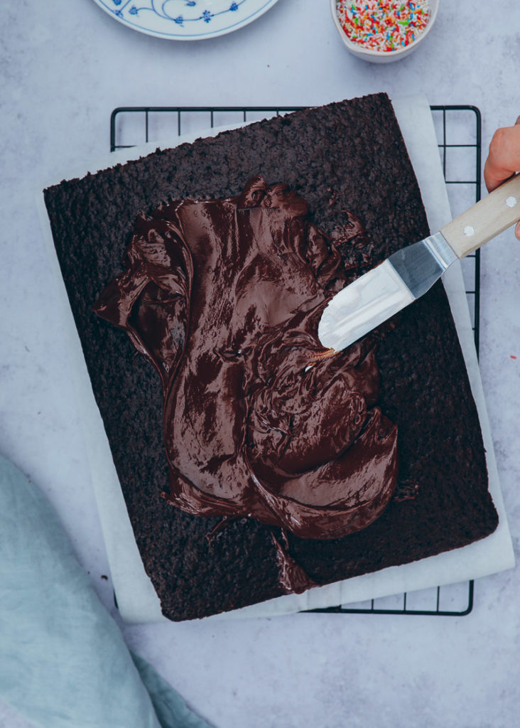Schokokuchen Blech Geburtstagskuchen Kindergeburtstag kuchen für kuchenbuffet idee rezeptidee backen backrezept zuckerzimtundliebe chocolate sheet cake schokoladen ganache chocolate ganache foodstyling food photography cake sprinkles bakefeed