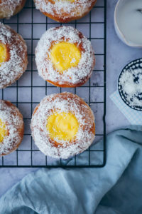 Skoleboller skolebrod norwegische hefeschnecken mit vanillecreme füllung creme patisserie konditorcreme zuckerguss und kokosnuss norwegian custard buns recipe foodstyling backerezept einfacher hefeteig hefegebäck teilchen vanillefüllung foostylist food photography backblog foodblog buns