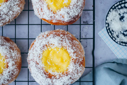 Skoleboller skolebrod norwegische hefeschnecken mit vanillecreme füllung creme patisserie konditorcreme zuckerguss und kokosnuss norwegian custard buns recipe foodstyling backerezept einfacher hefeteig hefegebäck teilchen vanillefüllung foostylist food photography backblog foodblog buns