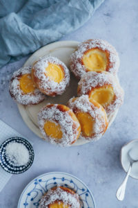 Skoleboller skolebrod norwegische hefeschnecken mit vanillecreme füllung creme patisserie konditorcreme zuckerguss und kokosnuss norwegian custard buns recipe foodstyling backerezept einfacher hefeteig hefegebäck teilchen vanillefüllung foostylist food photography backblog foodblog buns