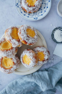 Skoleboller skolebrod norwegische hefeschnecken mit vanillecreme füllung creme patisserie konditorcreme zuckerguss und kokosnuss norwegian custard buns recipe foodstyling backerezept einfacher hefeteig hefegebäck teilchen vanillefüllung foostylist food photography backblog foodblog buns