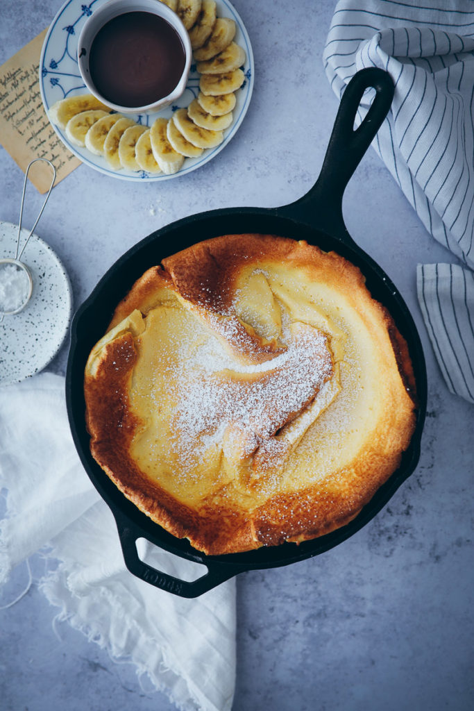 rezept dutch baby ofenpfannkuchen german pancake amerikansche Pfannkuchen aus dem Ofen frühstücksrezept banane schokolade banana dutch baby recipe foodstyling Food photography german foodblog deutscher foodblog backen backblog bakefeed breakfast brunch ideas brunchrezept