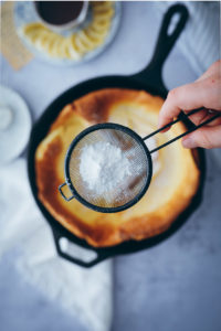 rezept dutch baby ofenpfannkuchen german pancake amerikansche Pfannkuchen aus dem Ofen frühstücksrezept banane schokolade banana dutch baby recipe foodstyling Food photography german foodblog deutscher foodblog backen backblog bakefeed breakfast brunch ideas brunchrezept