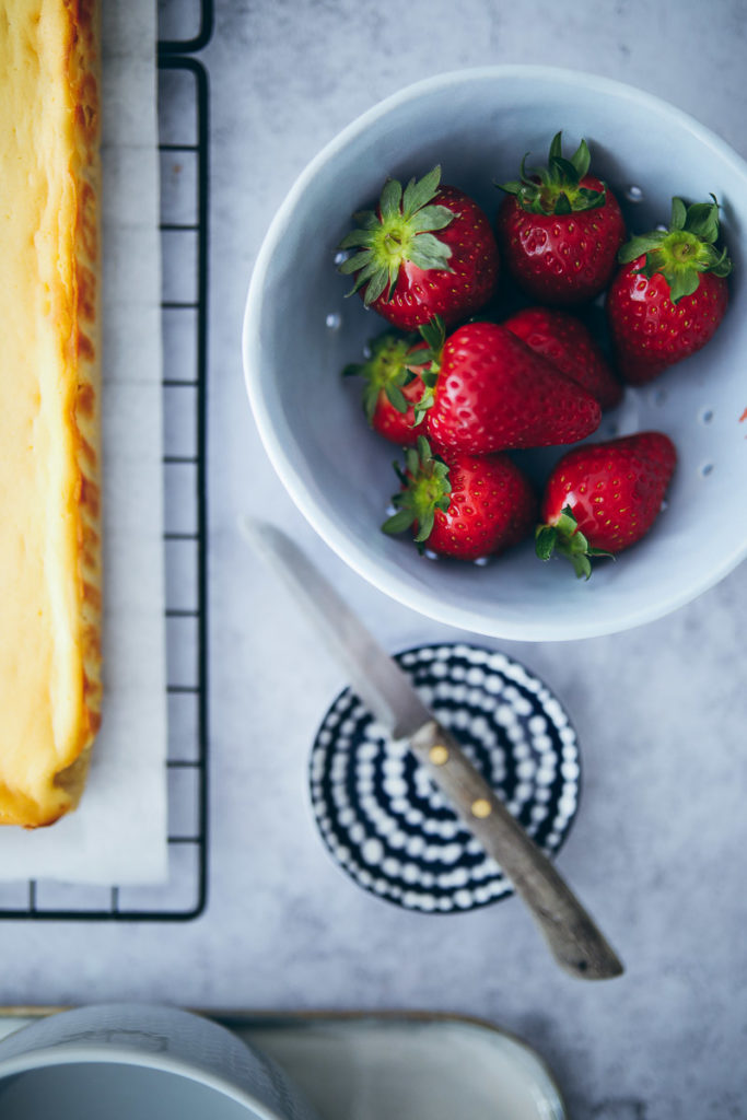 Erdbeer Kaesekuchen blech cheesecake strawberry baking sommerkuchen erdbeerkuchen quark käsekuchen foodstylist food styling food photography bakefeed zuckerzimtundliebe 