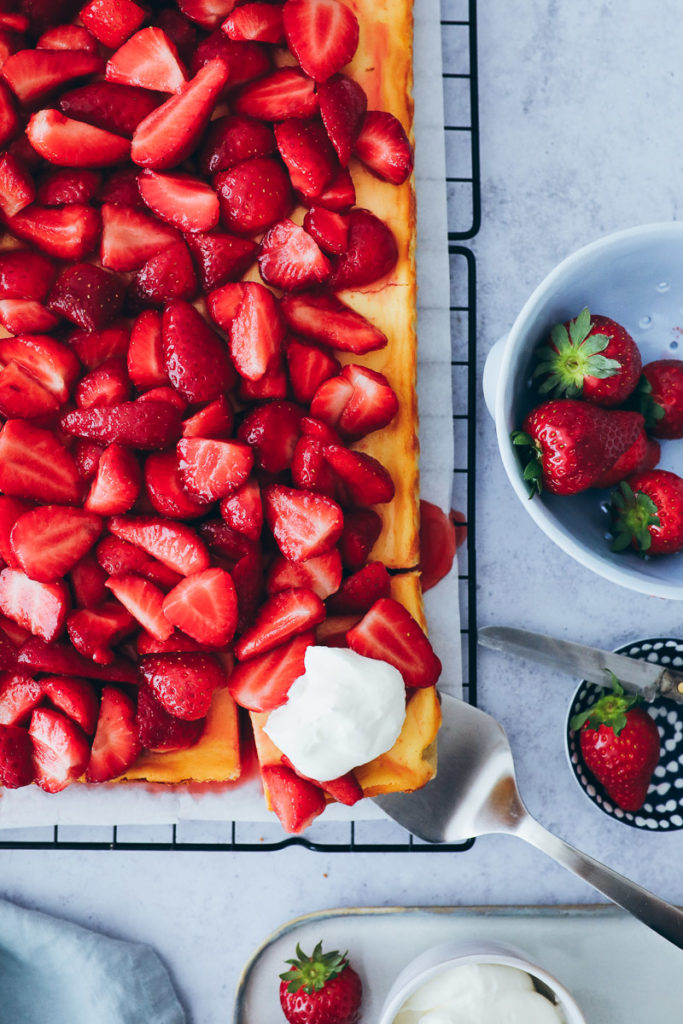 Erdbeer Kaesekuchen blech cheesecake strawberry baking sommerkuchen erdbeerkuchen quark käsekuchen foodstylist food styling food photography bakefeed zuckerzimtundliebe