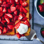Erdbeer Kaesekuchen blech cheesecake strawberry baking sommerkuchen erdbeerkuchen quark käsekuchen foodstylist food styling food photography bakefeed zuckerzimtundliebe