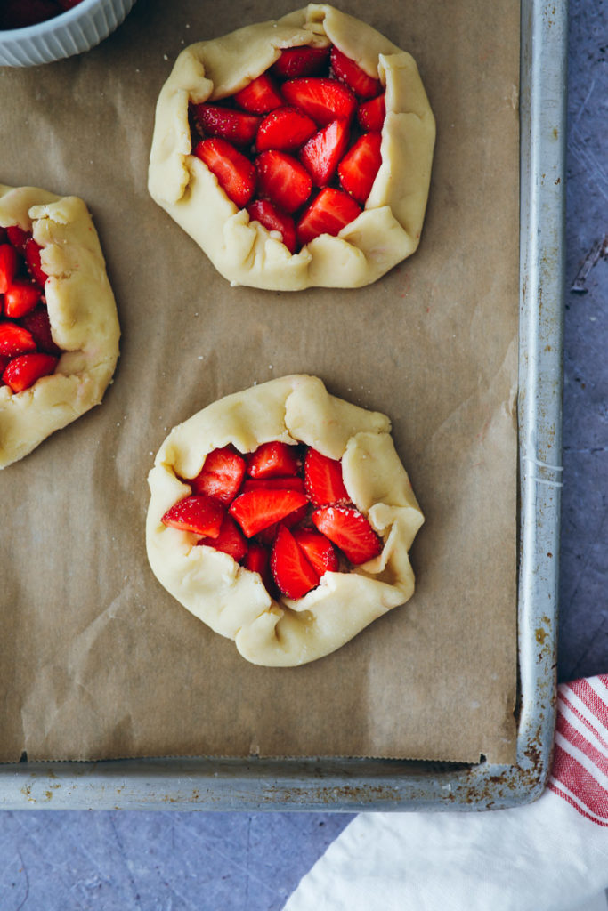 Blätterteig aus dem Kühlschrank holen und leicht Raumtemperatur annehmen 
