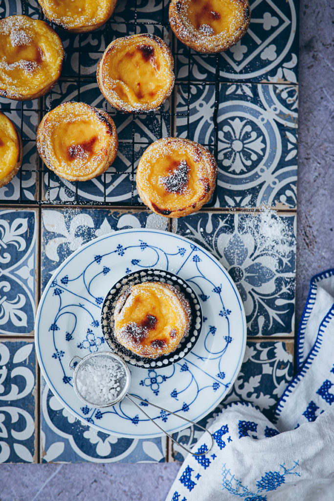 pasteis pastel de nata rezept recipe portugiesische puddingtörtchen portuguese custart tarts blätterteig rezept foodblog backblog foodstyling food 52 bakefeed foodstylist backblog törtchen muffins