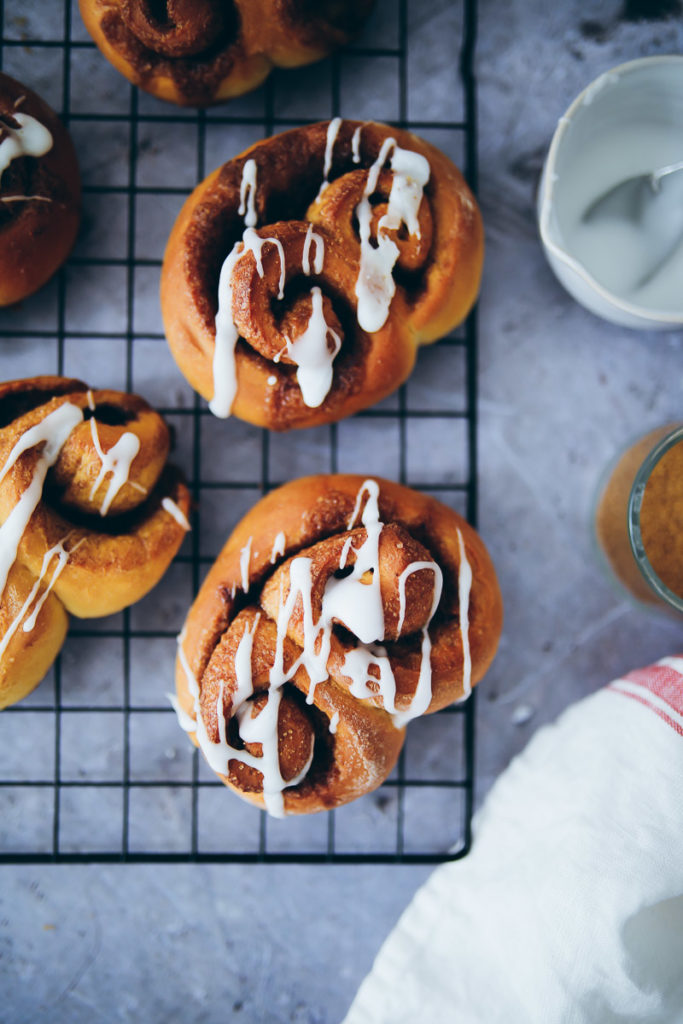 Doppelte Zimtschnecken beste Zimtschnecken selber machen foodblog foodstylist cinnamon roll twisted buns hefeteig food photography zuckerzimtundliebe foodblog backblog