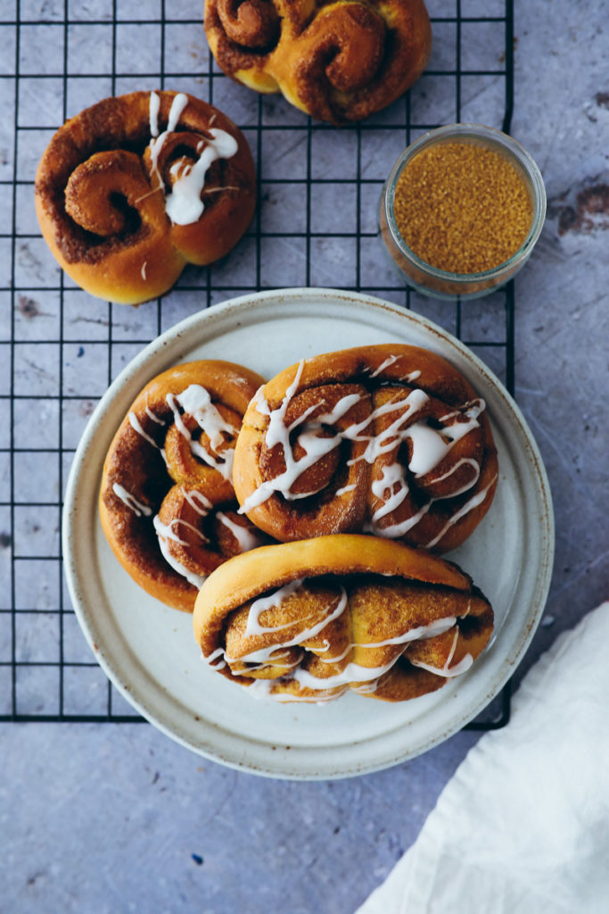 Doppelte Zimtschnecken beste Zimtschnecken selber machen foodblog foodstylist cinnamon roll twisted buns hefeteig food photography zuckerzimtundliebe foodblog backblog