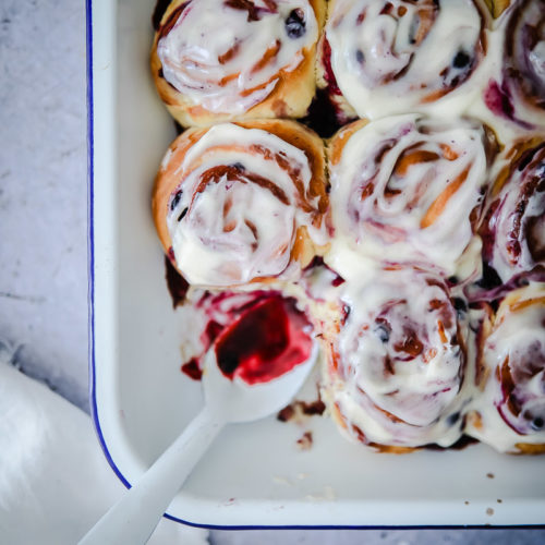 Blaubeer Hefeschnecken Heidelbeer cinnamon rolls zimtschnecken blueberry rolls buns foodstylist foodstyling zuckerzimtundliebe foodblog backblog the bakefeed feedfeed food photography einfacher hefeteig trockenhefe