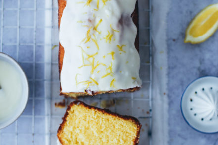 einfacher bester Zitronenkuchen Kastenform Rührteig lemon drizzle cake lemon glaze recipe foodstyling food stylist food photography backblog the bakefeed zuckerzimtundliebe