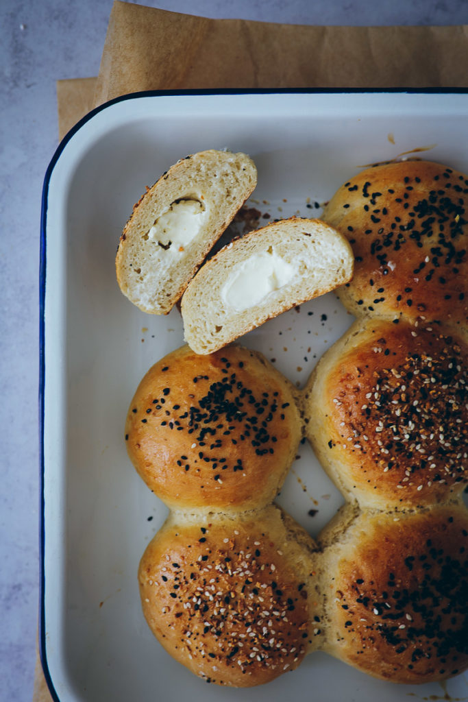 rezept selbstgemachte brötchen einfach selber backen frischkäse füllung cream cheese filled everything bagel buns frühstück brunchrezept käsebrötchen käsenbrot zuckerzimtundliebe foodstlyling food photography backblog german deutscher foodblog hefeteig trockenhefe