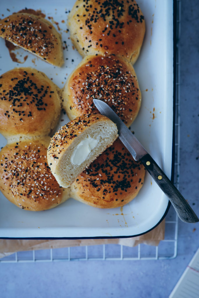 rezept selbstgemachte brötchen einfach selber backen frischkäse füllung cream cheese filled everything bagel buns frühstück brunchrezept käsebrötchen käsenbrot zuckerzimtundliebe foodstlyling food photography backblog german deutscher foodblog hefeteig trockenhefe