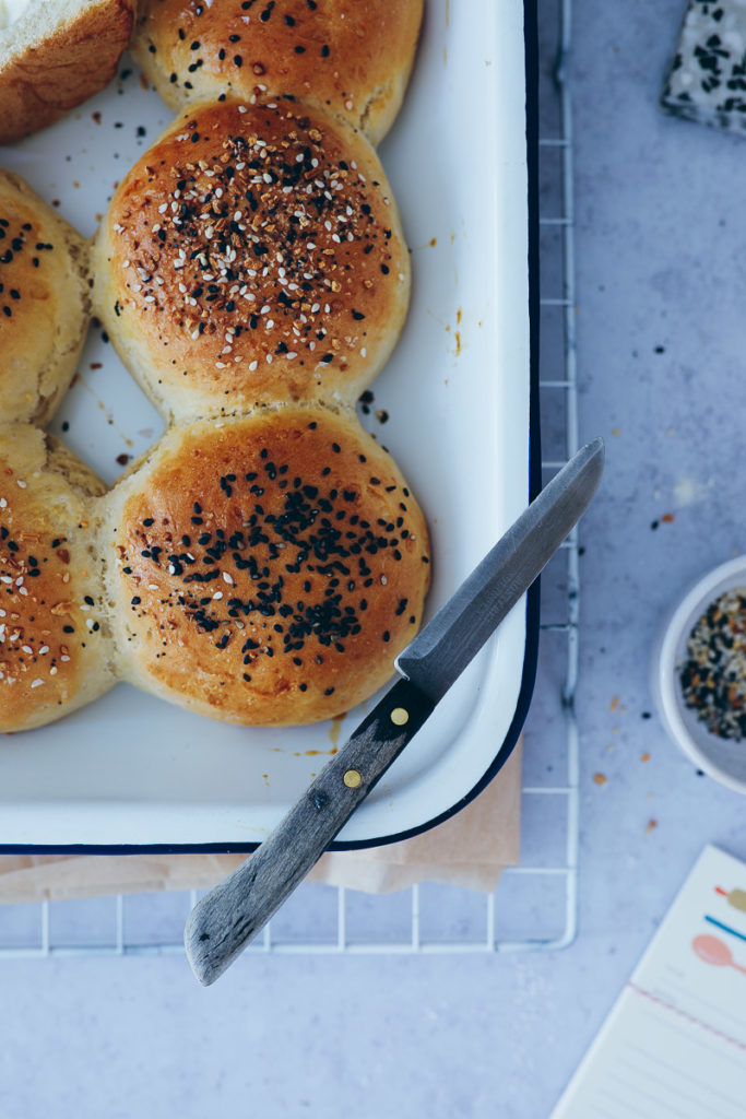 rezept selbstgemachte brötchen einfach selber backen frischkäse füllung cream cheese filled everything bagel buns frühstück brunchrezept käsebrötchen käsenbrot zuckerzimtundliebe foodstlyling food photography backblog german deutscher foodblog hefeteig trockenhefe