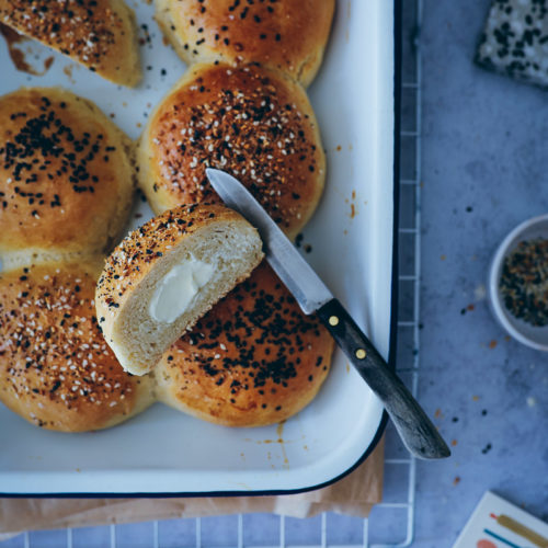 rezept selbstgemachte brötchen einfach selber backen frischkäse füllung cream cheese filled everything bagel buns frühstück brunchrezept käsebrötchen käsenbrot zuckerzimtundliebe foodstlyling food photography backblog german deutscher foodblog hefeteig trockenhefe