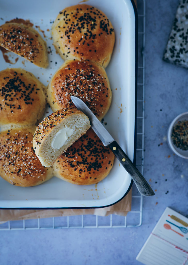 rezept selbstgemachte brötchen einfach selber backen frischkäse füllung cream cheese filled everything bagel buns frühstück brunchrezept käsebrötchen käsenbrot zuckerzimtundliebe foodstlyling food photography backblog german deutscher foodblog hefeteig trockenhefe