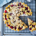 einfacher Erdbeer Streusel kuchen strawberry crumb streusel tart easy baking bester erdbeerkuchen erdbeerrezepte backblog deutscher foodblog bakefeed the feedfeed the kitchn summer baking foodstylist food styling