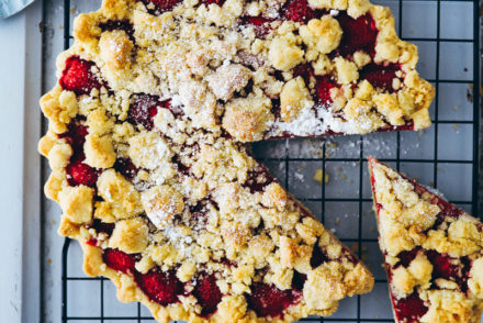 einfacher Erdbeer Streusel kuchen strawberry crumb streusel tart easy baking bester erdbeerkuchen erdbeerrezepte backblog deutscher foodblog bakefeed the feedfeed the kitchn summer baking foodstylist food styling