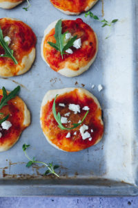 Minipizza rezept selber machen pizzette recipe pizzateig einfacher grundteig pizza Trockenhefe Foodstyling partyrezepte food photography foodblog zuckerzimtundliebe