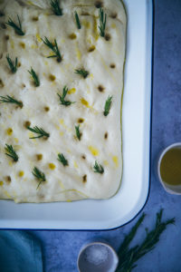Zitronen Rosmarin Focaccia Rezept selber machen einfacher hefeteig trockenhefe olivenöl lemon rosemary bread recipe foodstylist food photography zuckerzimtundliebe backblog