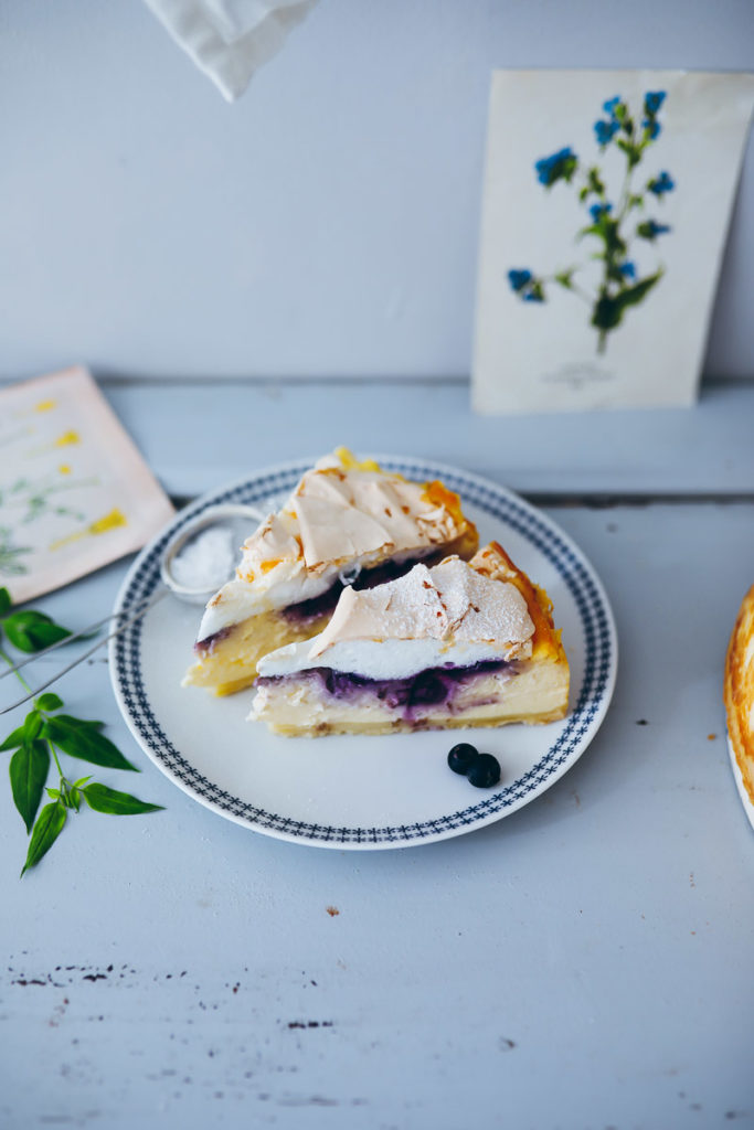 Goldtroepfchen torte rezept traenenkuchen käsekuchen baiser cheesecake meringue blueberry swirl cheesecake german cake foodstyling food photography zuckerzimtundliebe backblog deutscher foodblog foodstylist