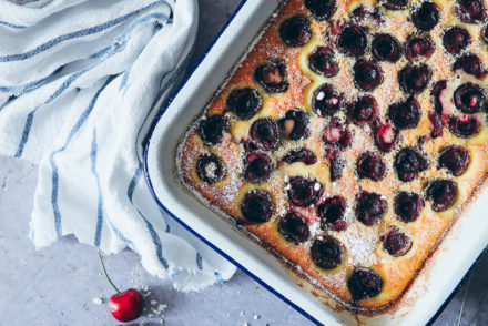 Kirsch Clafoutis rezept einfaches kirsch rezept sommer dessert französisch backen gebäck cherry cerise clafoutis foodstyling the bakefeed food stylist zuckerzimtundliebe food blog backblog sommer brunchidee nachtisch