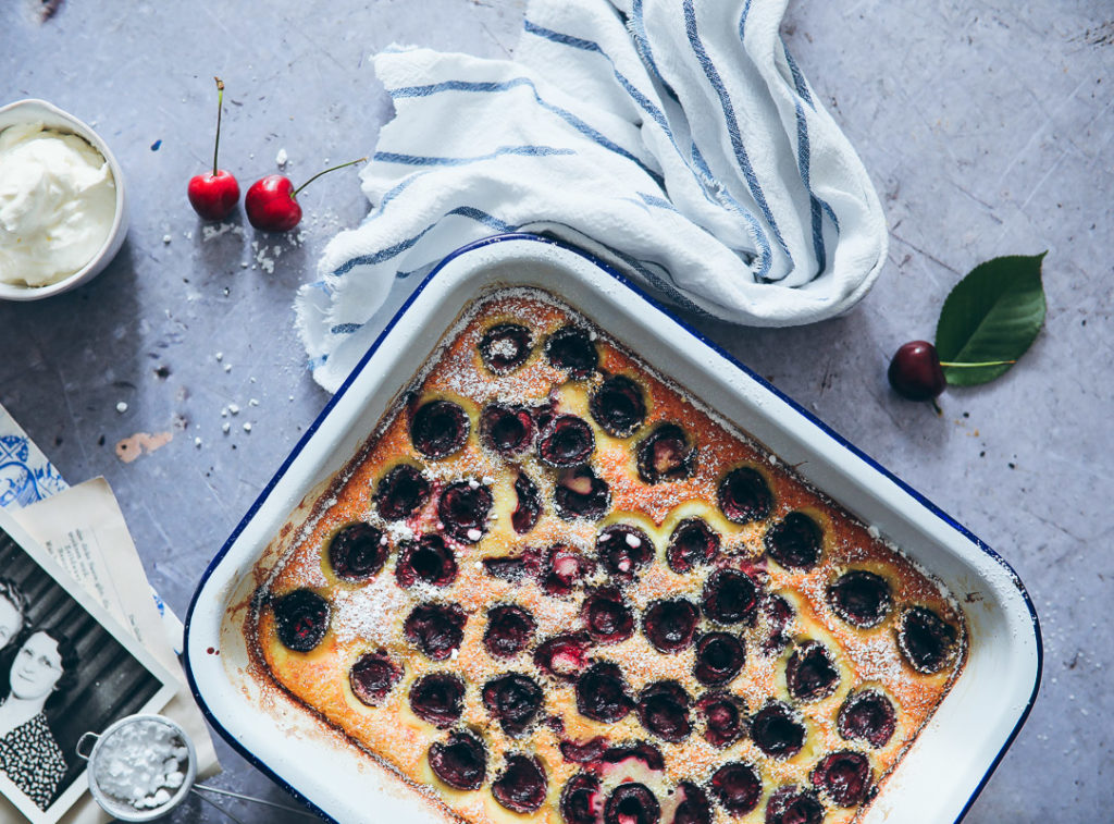 Kirsch Clafoutis rezept einfaches kirsch rezept sommer dessert französisch backen gebäck cherry cerise clafoutis foodstyling the bakefeed food stylist zuckerzimtundliebe food blog backblog sommer brunchidee nachtisch