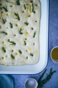 Zitronen Rosmarin Focaccia Rezept lemon rosemary focaccia recipe italian bread fladenbrot foodstyling bakefeed food 52 zuckerzimtundliebe foodstylist grillen grillrezepte olivenöl rezepte
