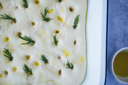 Zitronen Rosmarin Focaccia Rezept lemon rosemary focaccia recipe italian bread fladenbrot foodstyling bakefeed food 52 zuckerzimtundliebe foodstylist grillen grillrezepte olivenöl rezepte