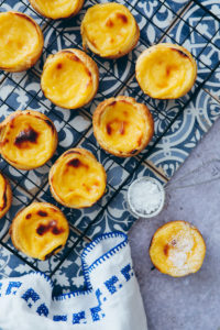 pasteis pastel de nata rezept recipe portugiesische puddingtörtchen portuguese custart tarts blätterteig rezept foodblog backblog foodstyling food 52 bakefeed foodstylist backblog törtchen muffins